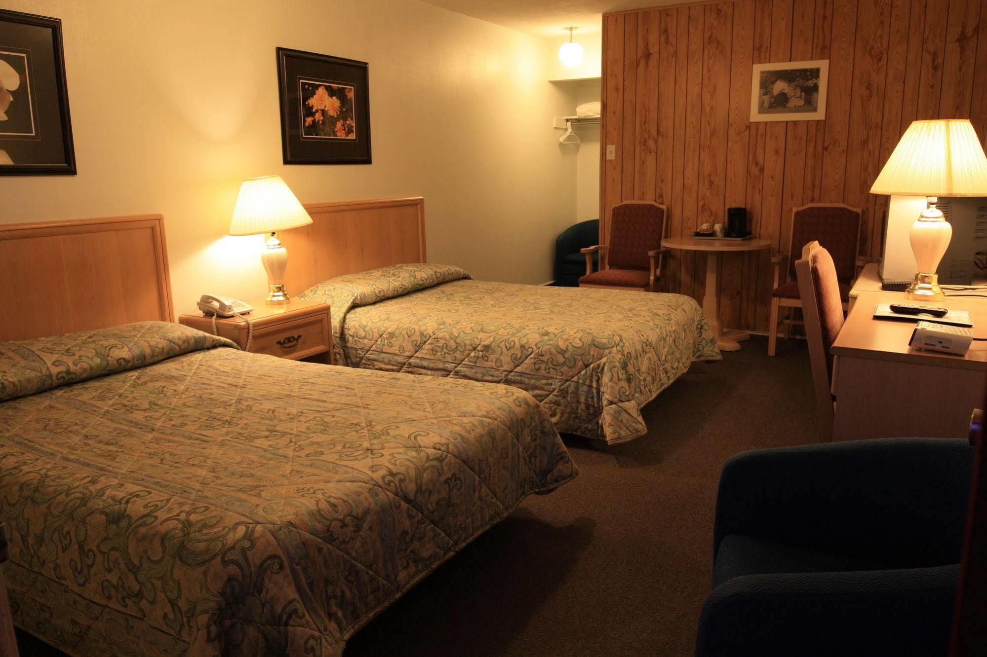 Lake City Motel Dartmouth Екстер'єр фото