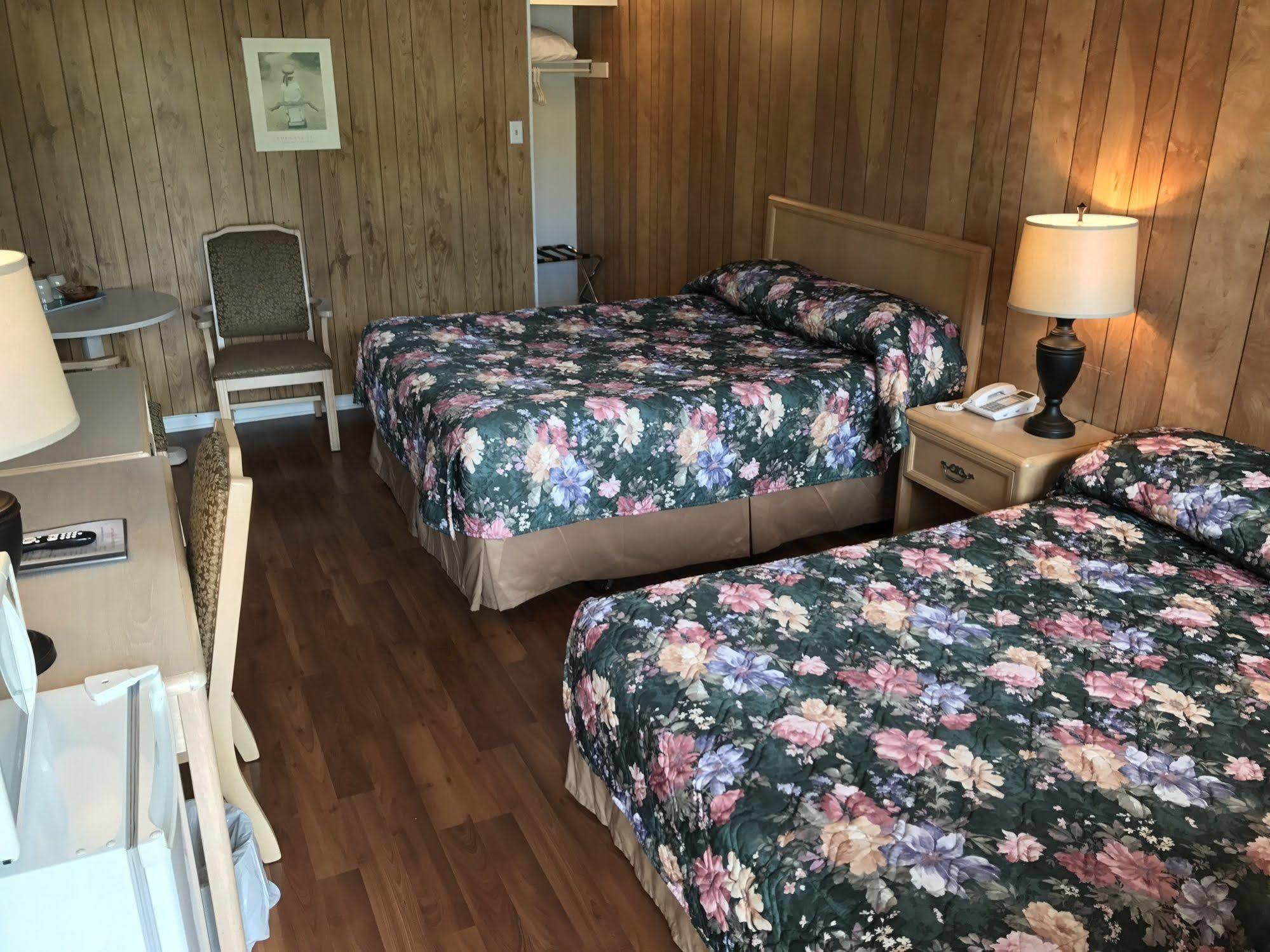 Lake City Motel Dartmouth Екстер'єр фото