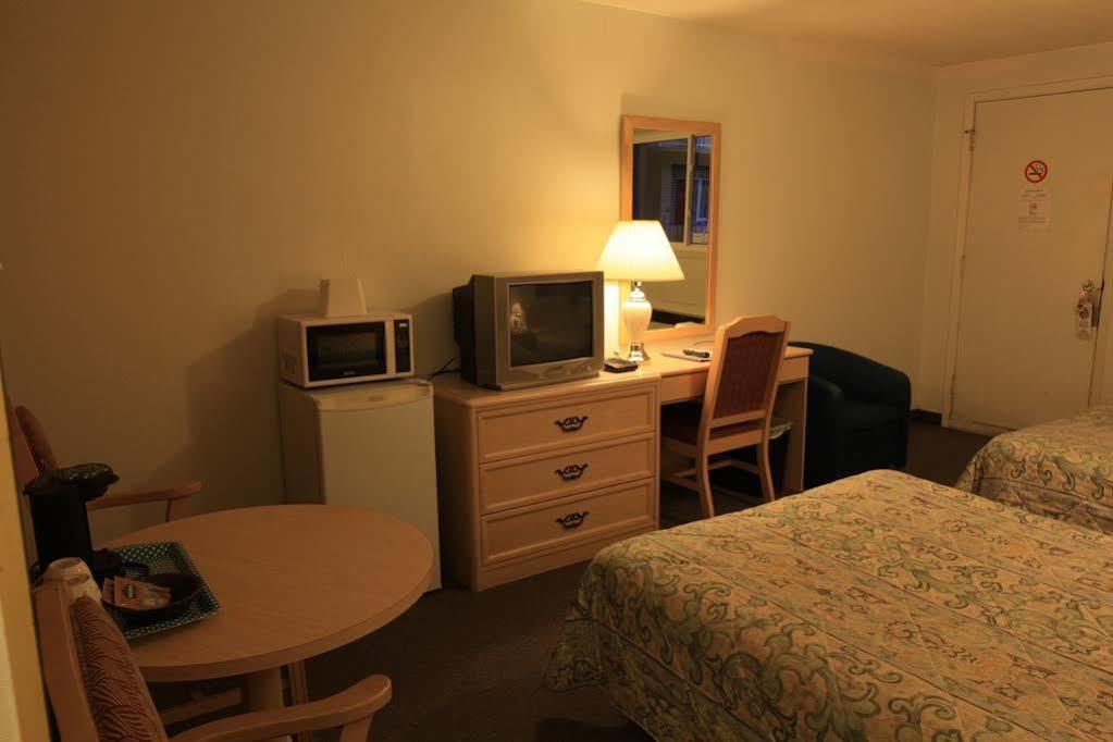 Lake City Motel Dartmouth Екстер'єр фото