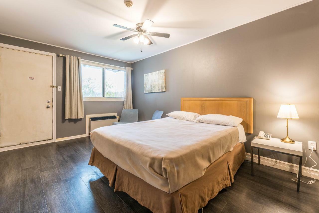 Lake City Motel Dartmouth Екстер'єр фото